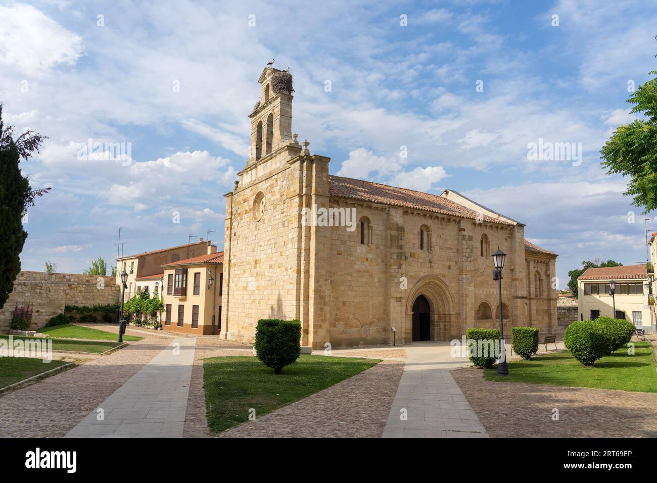 Chiesa romanica di San Isidroro nella splendida città di Zamora in una giornata di sole, Castilla y Leon, Spagna. Foto Stock