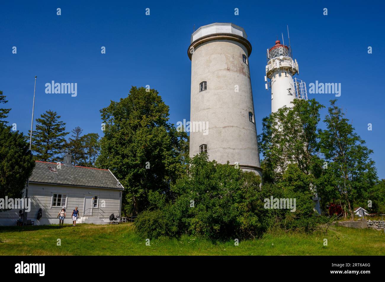 Il vecchio (1839, dismesso) e il nuovo faro (1939, attivo) si trovano in una radura forestale sulla lunga e stretta isola di Jomfruland, Telemark, Norvegia. Foto Stock