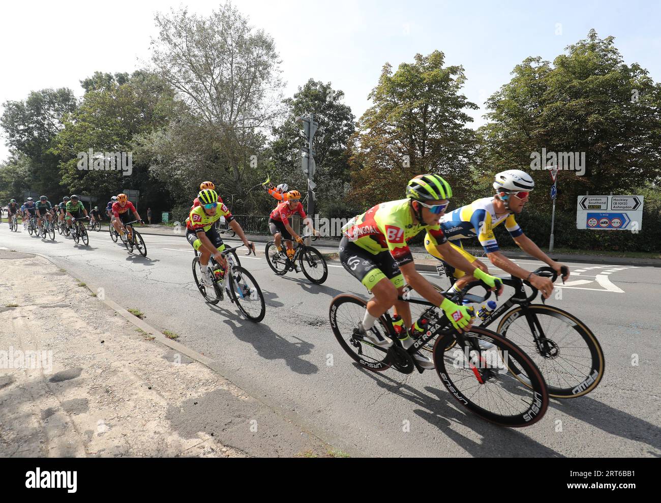 L-R Dimitri Peyskens del Bengala WB Team e Elias Maris Team Flanders-Baloise (GIALLO) durante il Tour of Britain 2023 tappa sei Southend on Sea to Harlow Foto Stock