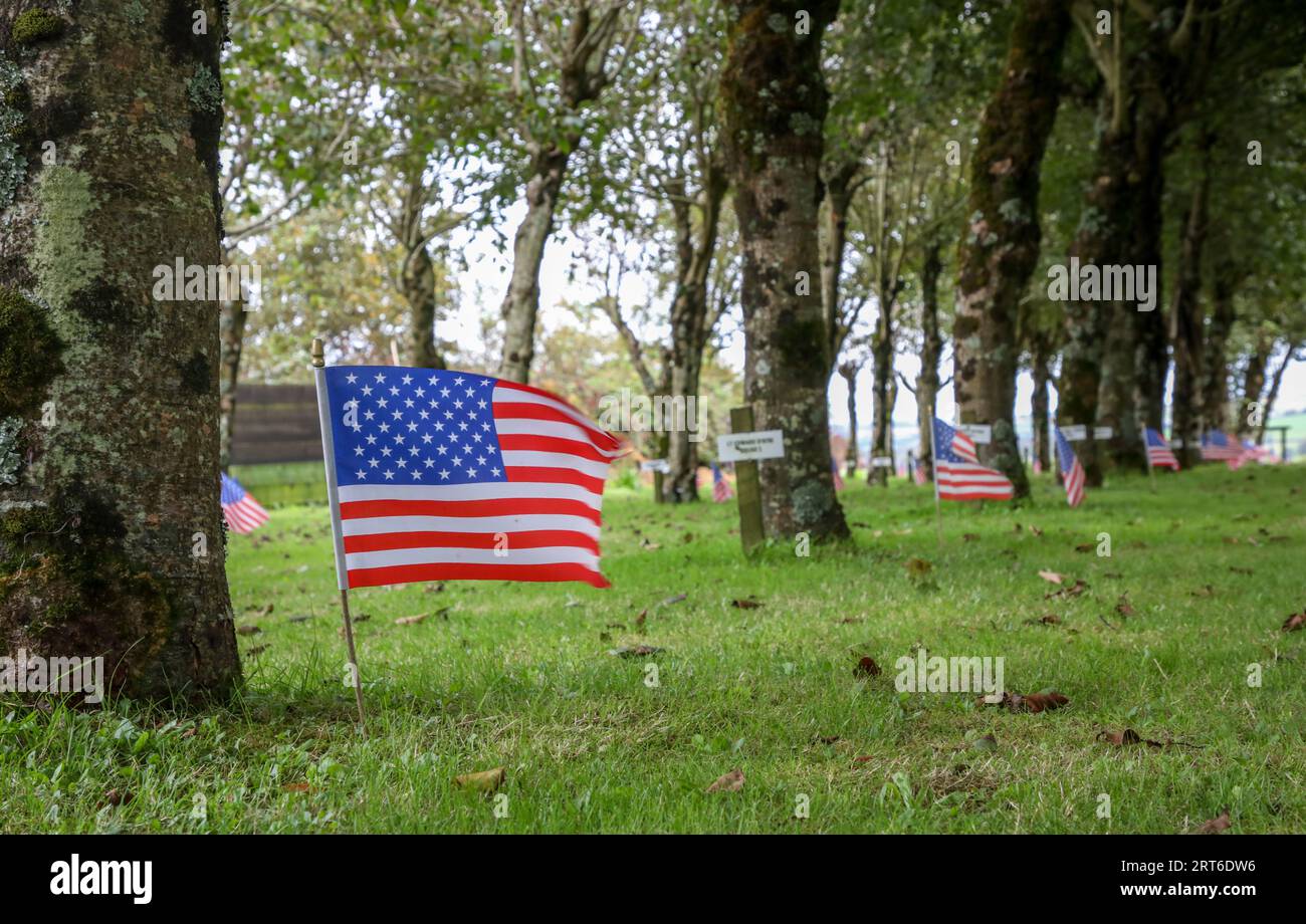 Ringfinnan, Kinsale, Cork, Irlanda. 11 settembre 2023. Una bandiera americana sventola nel vento nell'anniversario del 9/11 al Garden of Remembrance, Ringfinnan, Kinsale, Co.. Cork, Irlanda. - Credito: David Creedon / Alamy Live News Foto Stock