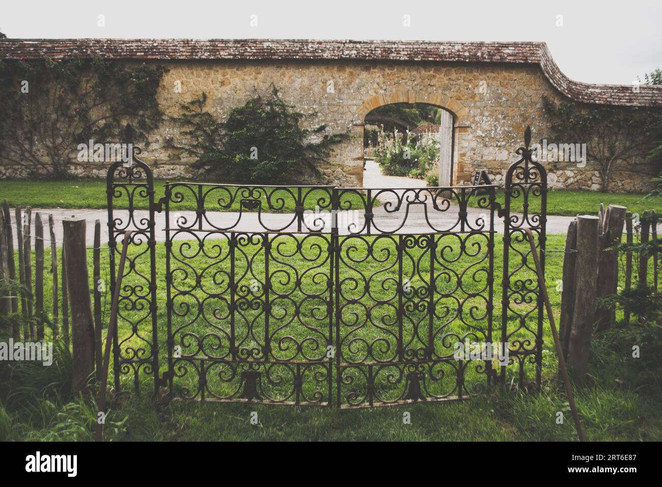 Cancello del giardino abbandonato a Barrington Court, Regno Unito. Vecchia porta e recinzione. Giardino di campagna abbandonato Foto Stock