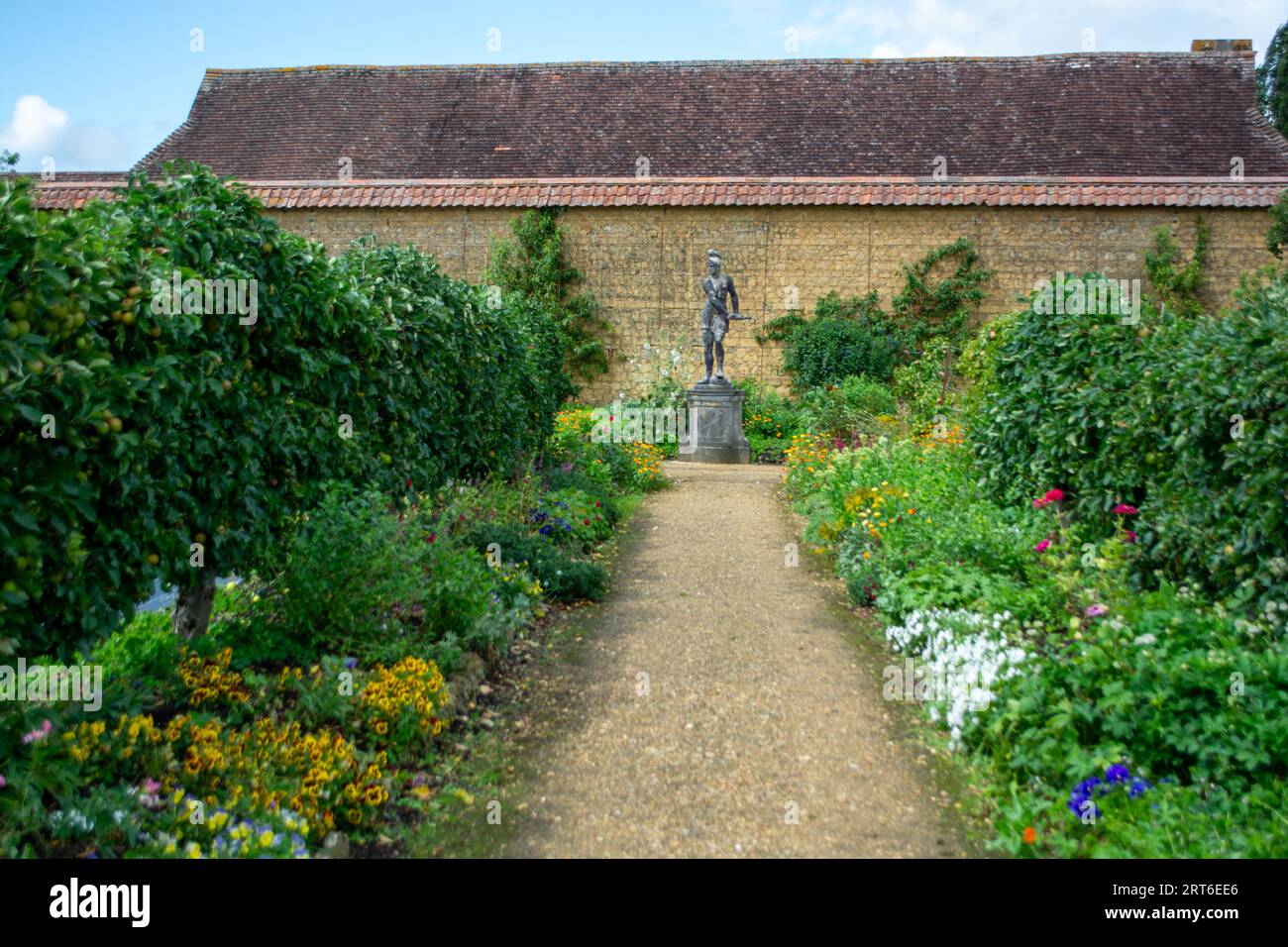 ILMINSTER, SOMERSET, INGHILTERRA - 10 AGOSTO 2023: Il sole dell'estate attira turisti e visitatori a godersi la splendida residenza padronale e i giardini Tudor del B Foto Stock