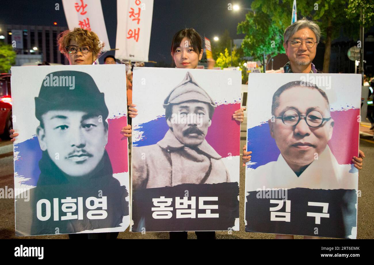 Protesta contro il Giappone e Yoon Suk-Yeol, 9 settembre 2023: I manifestanti esprimono ritratti dell'attivista per l'indipendenza coreana Lee Hoe-Yeong (1867 - 1932), del combattente per l'indipendenza coreana Hong Beom-Do (1868 - 1943) e leader del movimento indipendentista coreano e capo di un predecessore del moderno governo sudcoreano, Kim Ku (1876 - 1949) durante una marcia per protestare contro il rilascio di acqua radioattiva da parte del Giappone dalla centrale nucleare di Fukushima e per chiedere le dimissioni del presidente sudcoreano Yoon Suk-Yeol a Seul, Corea del Sud. Migliaia di persone alla manifestazione hanno insistito sul presidente Yoon strin Foto Stock