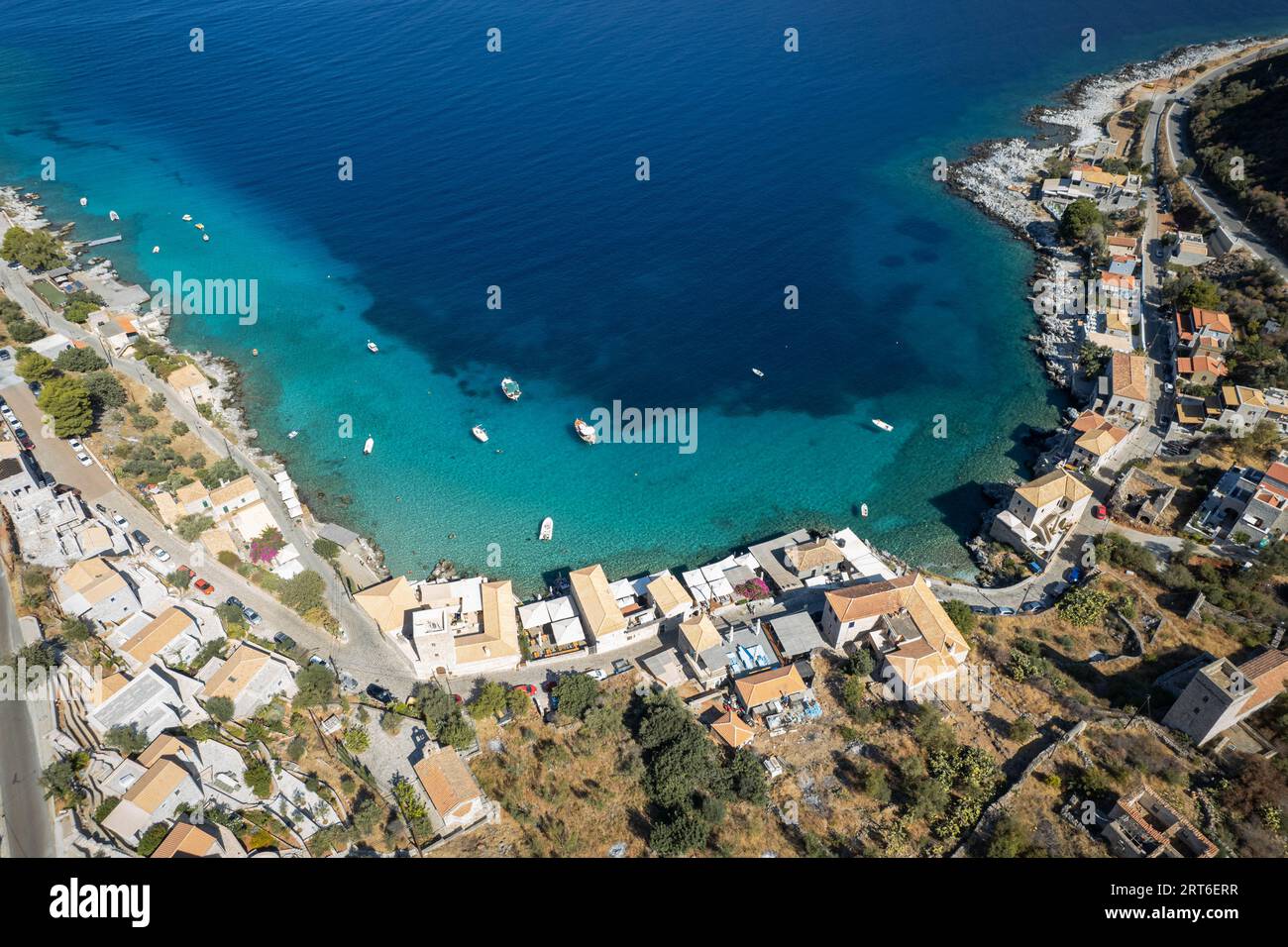 Droneshot del villaggio di bellezza di Limeni in mani, Peloponneso, Grecia Foto Stock