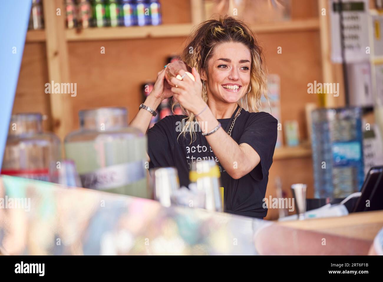 La barwoman di Manchester prepara i cocktail Foto Stock