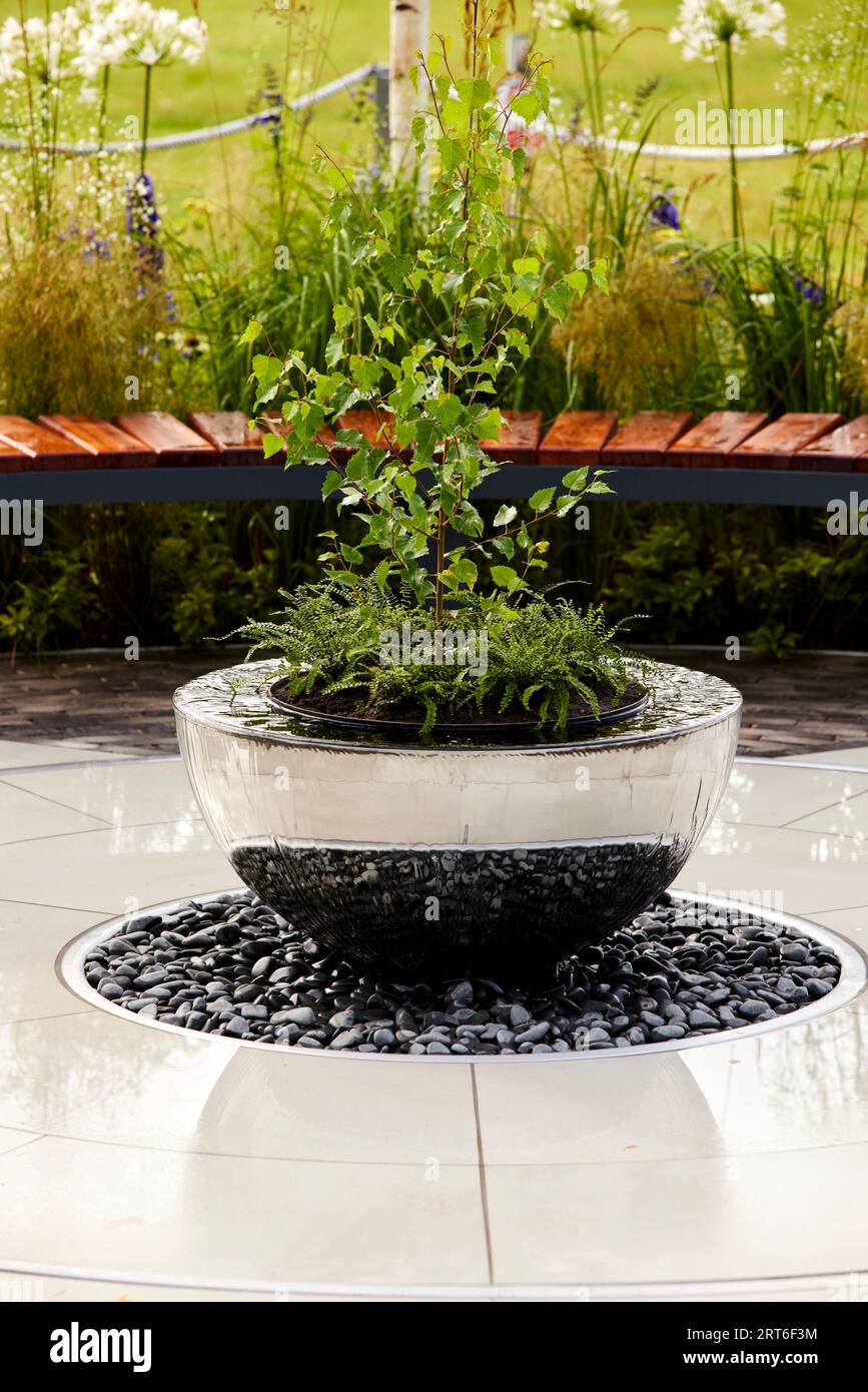 Piantatrice per patio e fontana Foto Stock