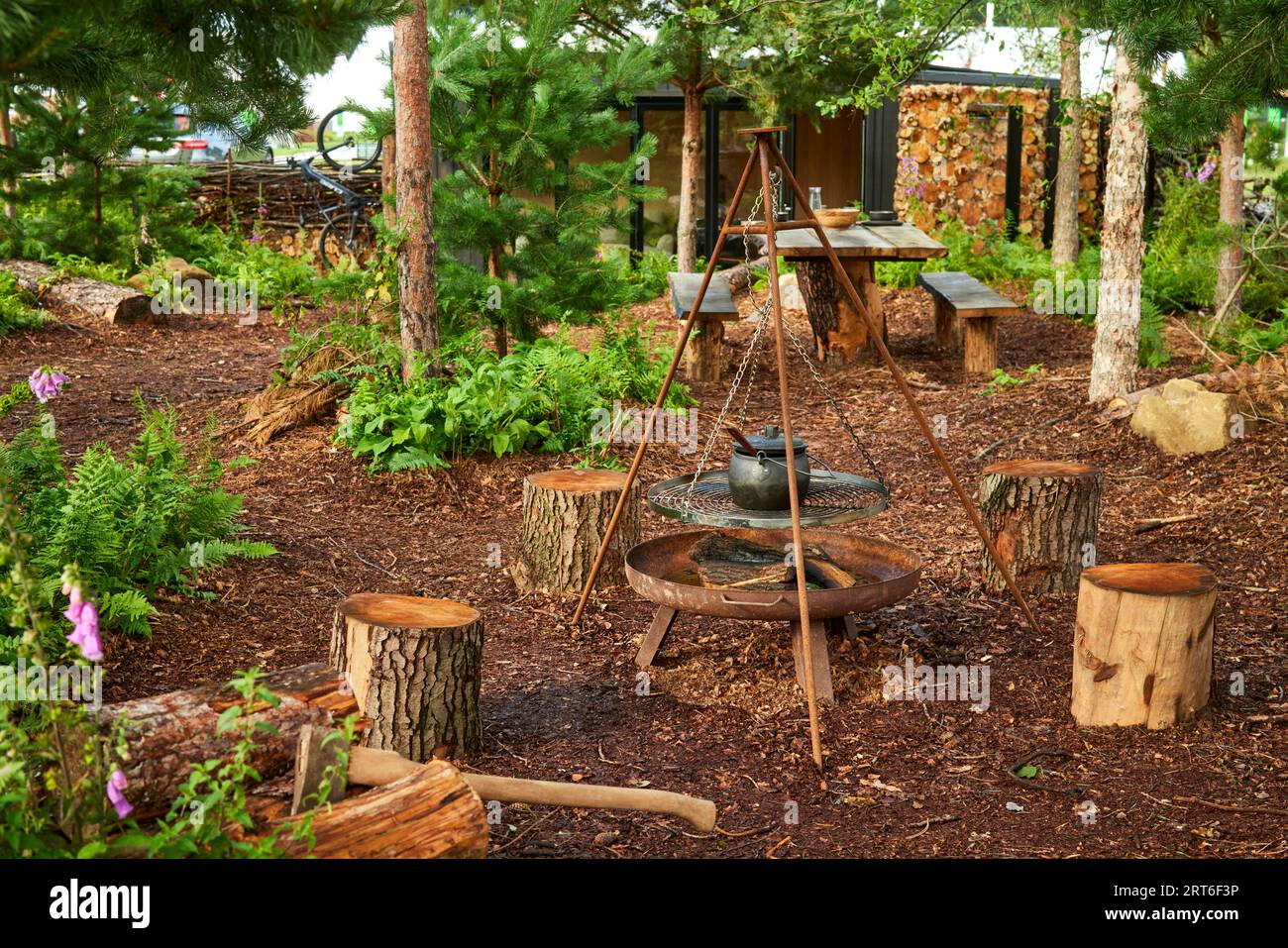 Progettato da Nathan Webster, Off the Grid mostra la vita naturalistica in un ambiente boschivo, sottolineando i benefici autosostenibili disponibili in nat Foto Stock
