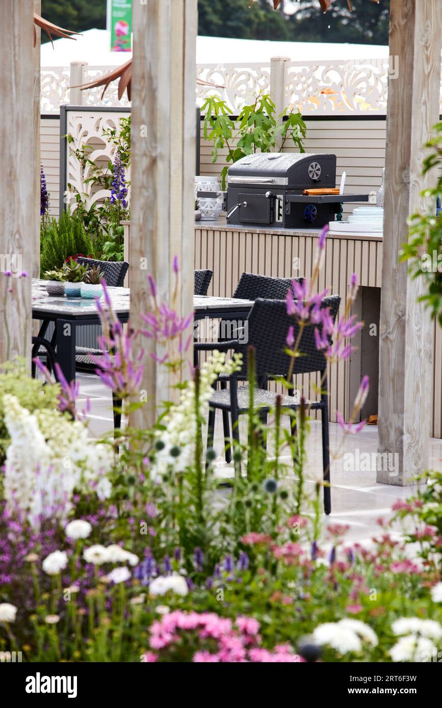 una cucina da giardino ad uno spettacolo di fiori Foto Stock