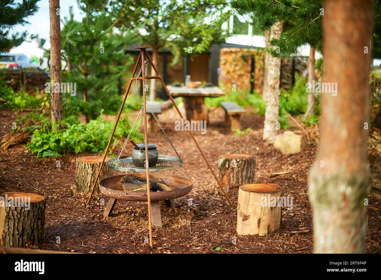 Progettato da Nathan Webster, Off the Grid mostra la vita naturalistica in un ambiente boschivo, sottolineando i benefici autosostenibili disponibili in nat Foto Stock