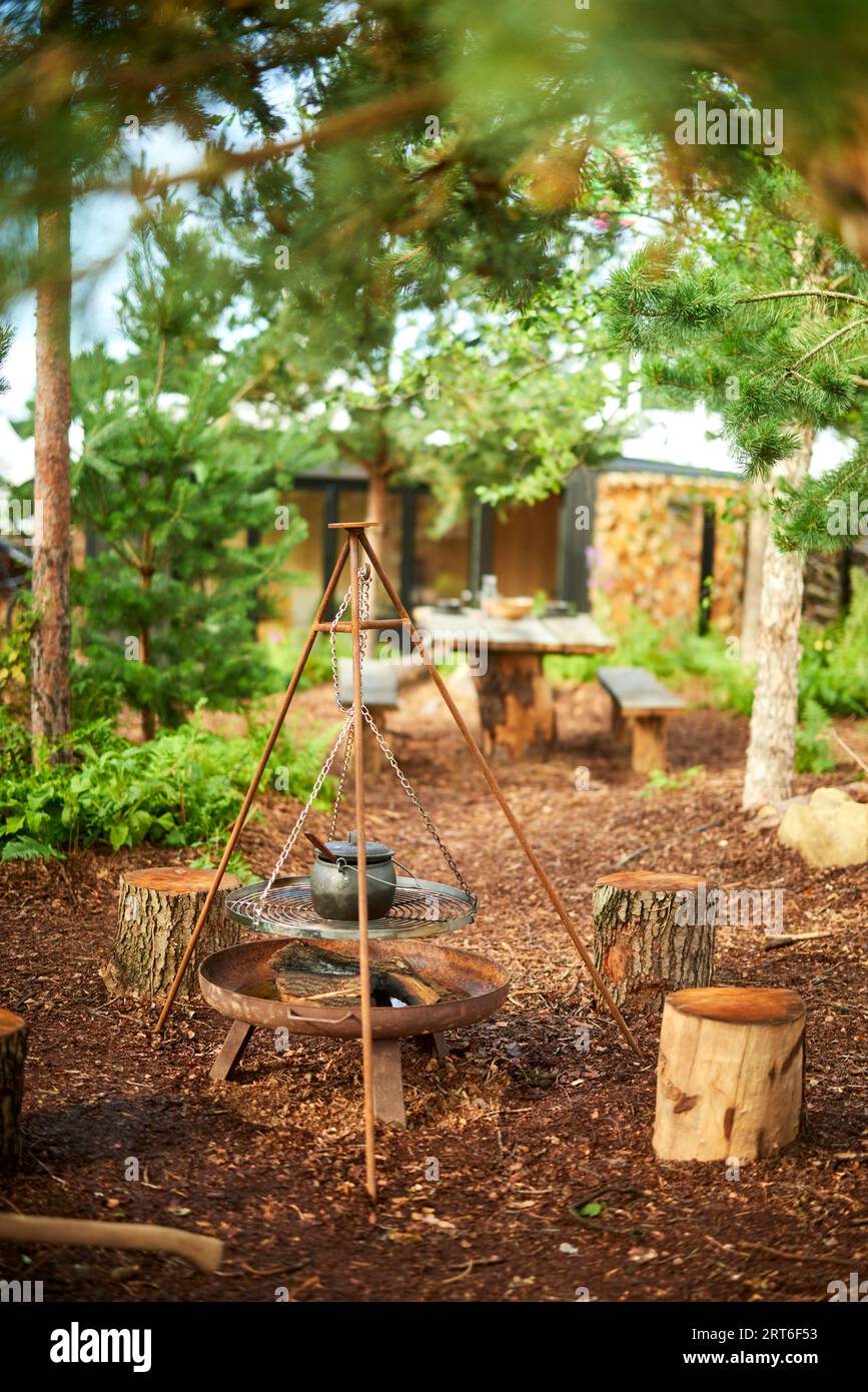 Progettato da Nathan Webster, Off the Grid mostra la vita naturalistica in un ambiente boschivo, sottolineando i benefici autosostenibili disponibili in nat Foto Stock