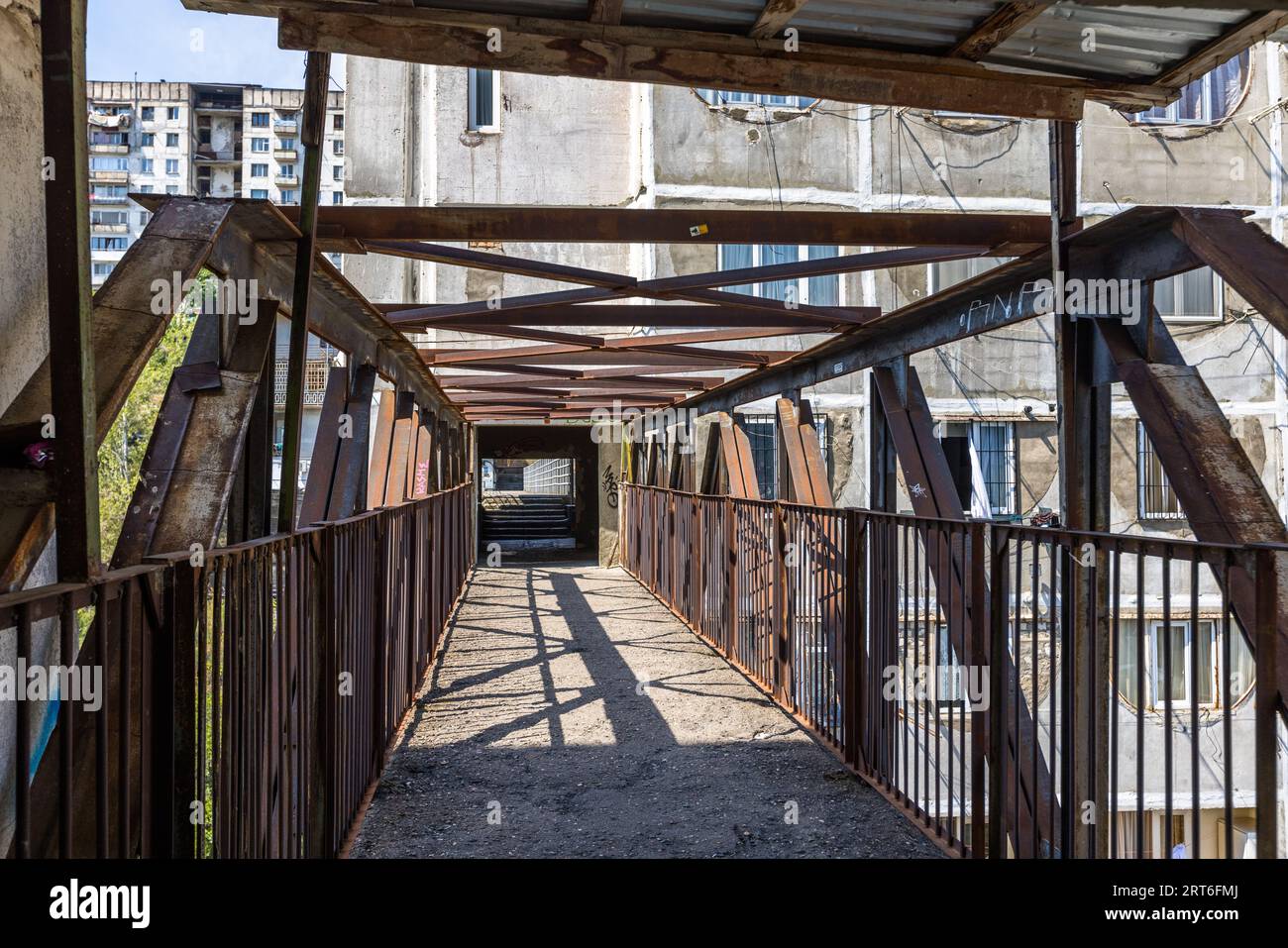 Il Tbilisi Skybridge (chiamato anche Saburtalo Skybridge o Nutsubidze Skybridge) è un complesso residenziale nel distretto di Saburtalo, nella capitale della Georgia, progettato nel 1974 dagli architetti Otar Kalandarishvili e Guizo Potskhishvili Foto Stock