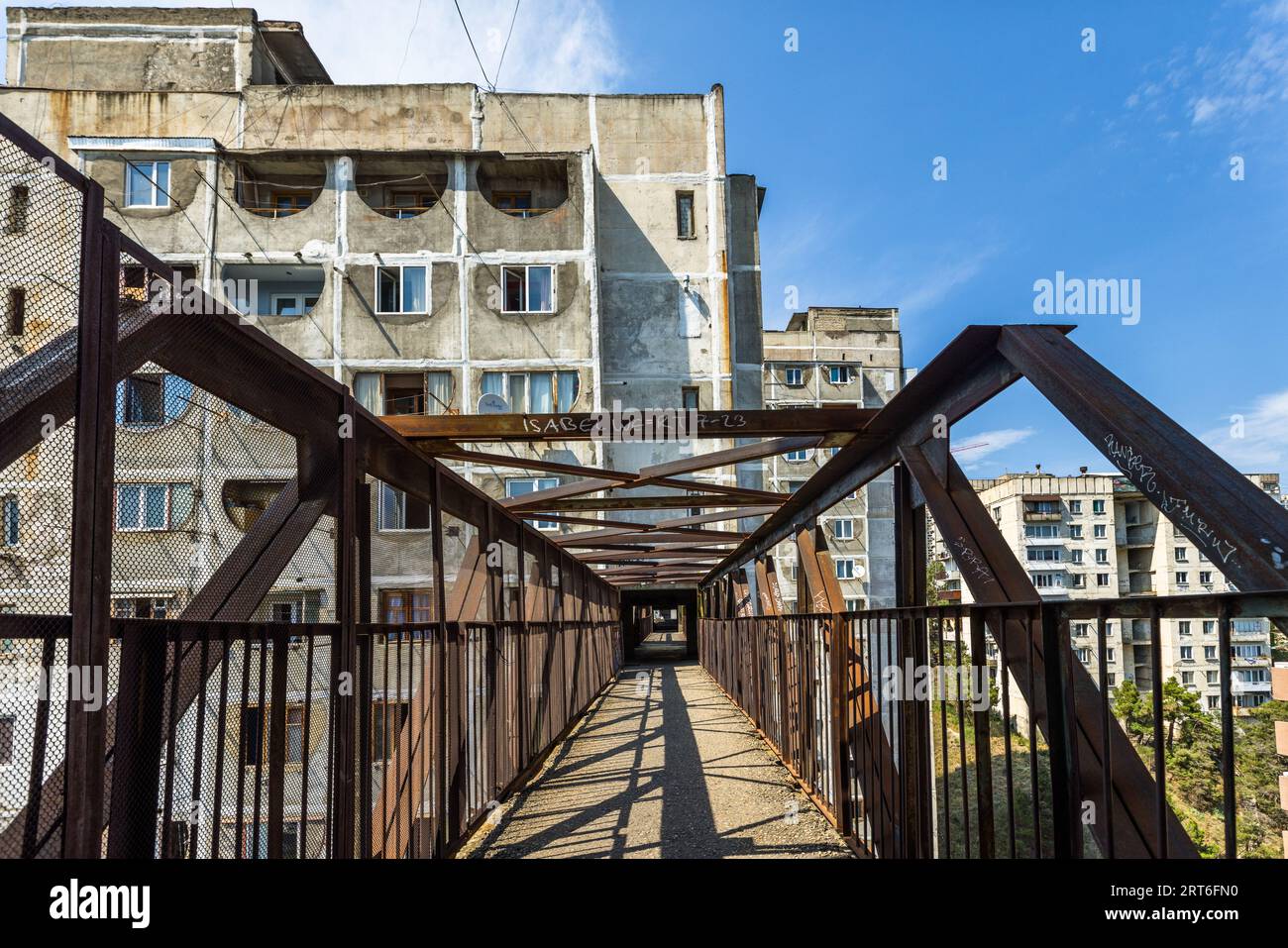 Il Tbilisi Skybridge (chiamato anche Saburtalo Skybridge o Nutsubidze Skybridge) è un complesso residenziale nel distretto di Saburtalo, nella capitale della Georgia, progettato nel 1974 dagli architetti Otar Kalandarishvili e Guizo Potskhishvili Foto Stock