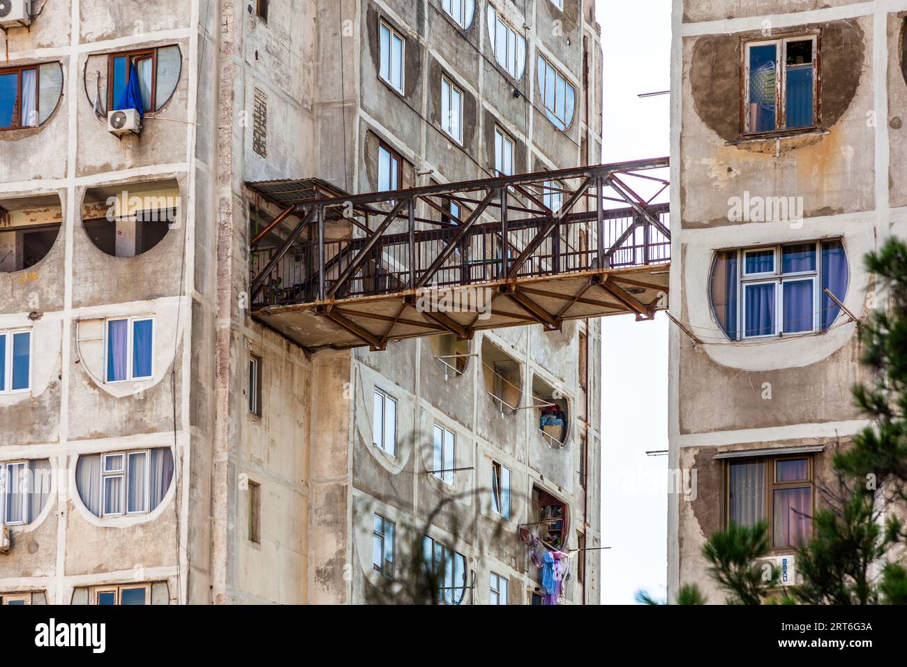 Il Tbilisi Skybridge (chiamato anche Saburtalo Skybridge o Nutsubidze Skybridge) è un complesso residenziale nel distretto di Saburtalo nella capitale della Georgia, progettato nel 1974 dagli architetti Otar Kalandarishvili e Guizo Potskhishvili. Molte delle finestre a ferro di cavallo progettate come simbolo di buona fortuna furono parzialmente riempite di cemento e sostituite con finestre rettangolari in plastica Foto Stock