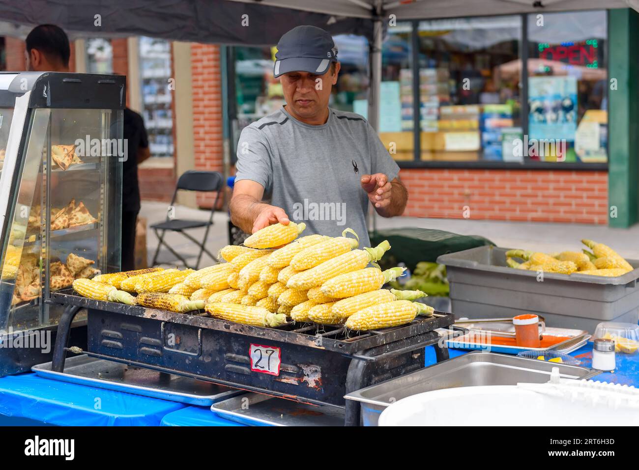Toronto, Canada, un immigrato latinoamericano vende mais nel tradizionale festival di Cabbage Town. Foto Stock
