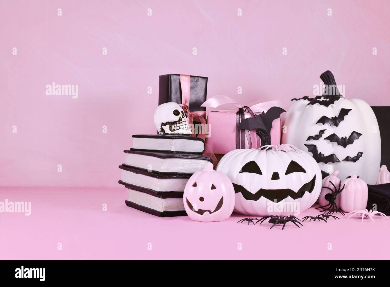 Decorazioni moderne di Halloween rosa con zucche rosa e bianco e nero e spazio copia Foto Stock