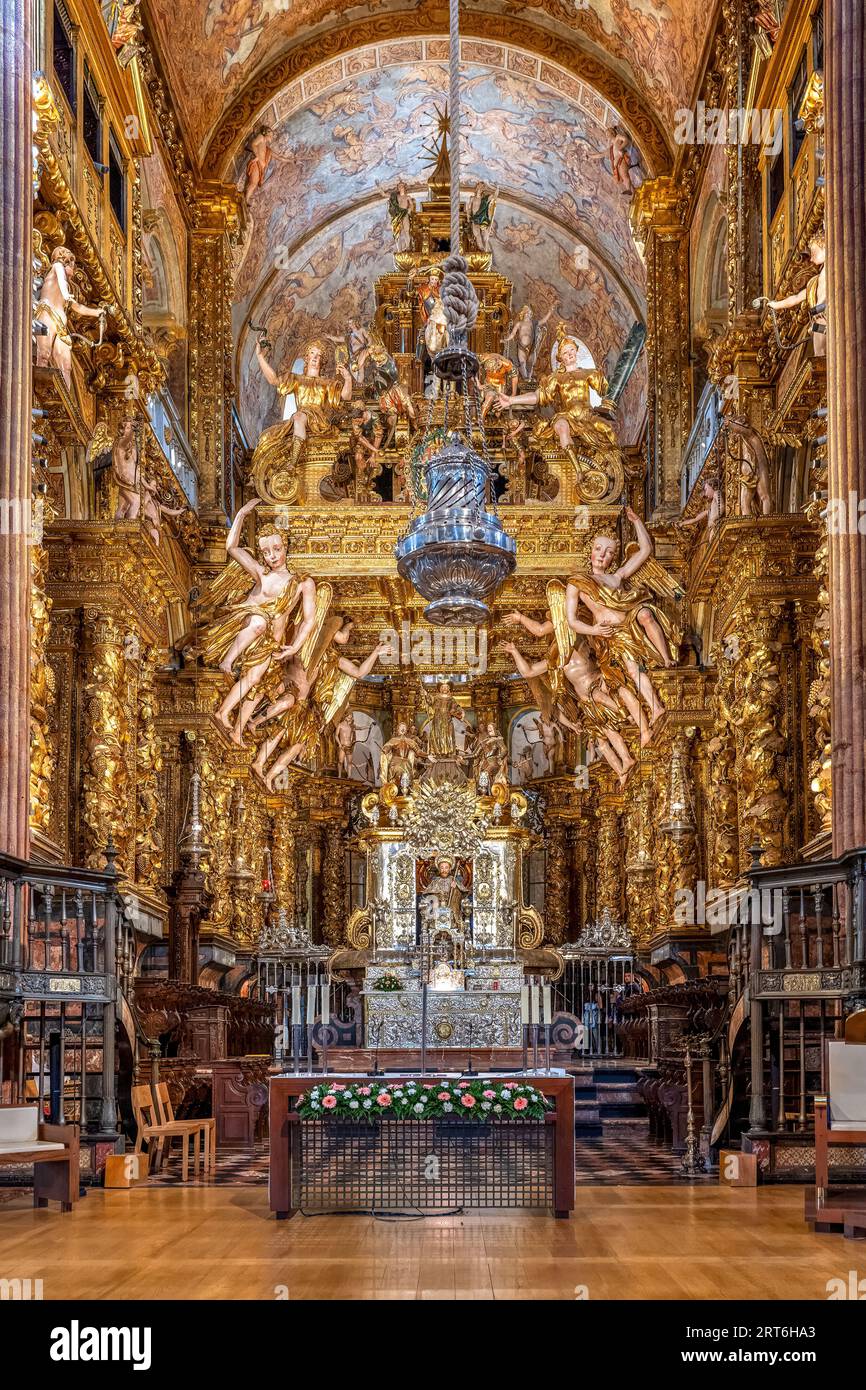 Botafumeiro che dispensa nuvole di incenso, Cattedrale, Santiago de Compostela, Galizia, Spagna Foto Stock