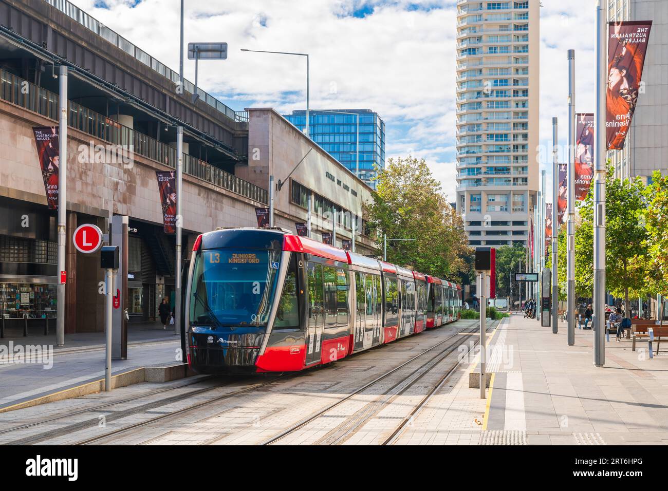 Sydney, NSW, Australia - 17 aprile 2022: Il tram leggero L3 della città di Sydney ha terminato a Circular Quay e pronto a ripartire per il Juniors Kingsford Foto Stock