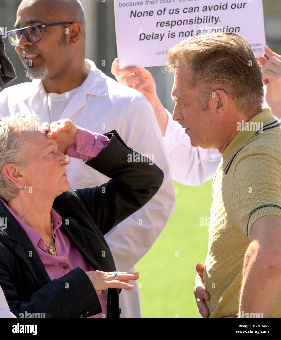 Il presentatore televisivo Chris Packham e la baronessa Jenny Jones (Green Party) si uniscono agli scienziati di Parliament Square per protestare contro la concessione di nuovi Foto Stock