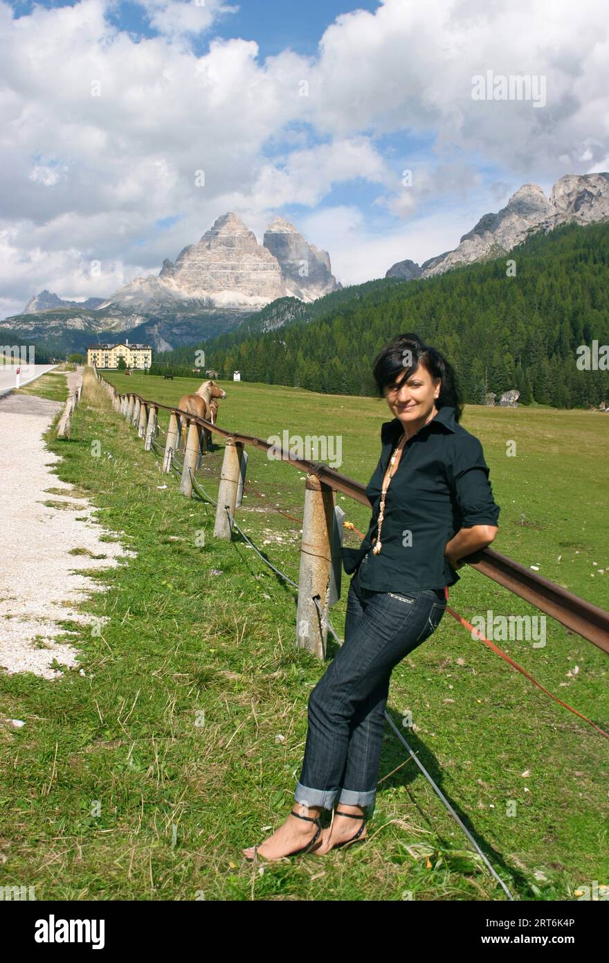 donna anziana in vacanza cammina sui sentieri di montagna Foto Stock