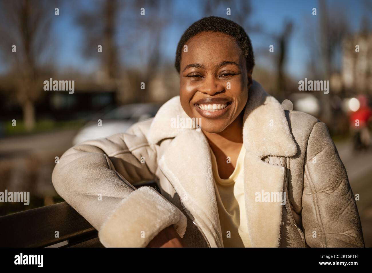 Primo piano all'aperto ritratto di felice afro-americana donna in giornata di sole. Foto Stock