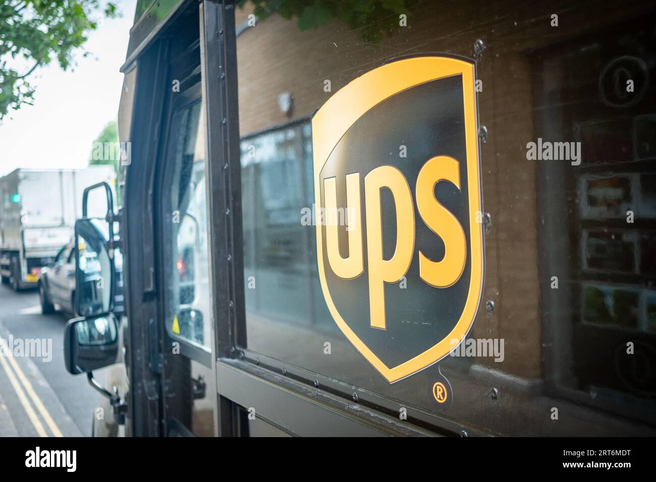 LONDRA - 7 AGOSTO 2023: UPS o United Parcel Service Truck, una multinazionale americana di spedizioni di pacchi Foto Stock