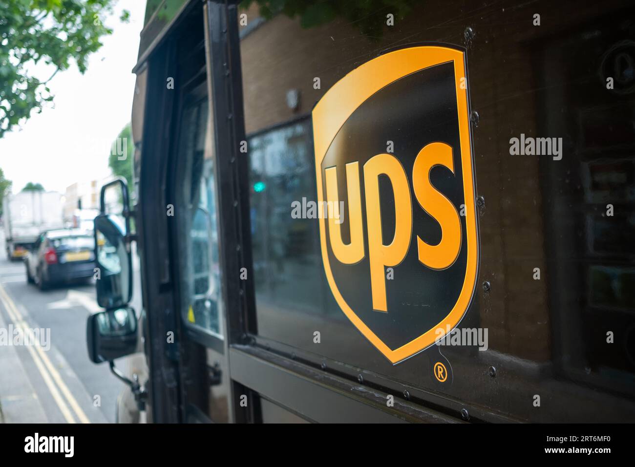 LONDRA - 7 AGOSTO 2023: UPS o United Parcel Service Truck, una multinazionale americana di spedizioni di pacchi Foto Stock