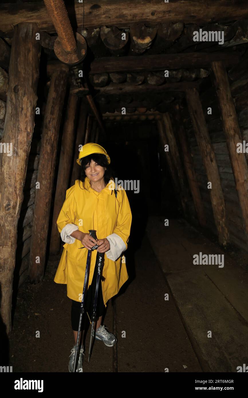 la vecchia cammina dentro una caverna Foto Stock