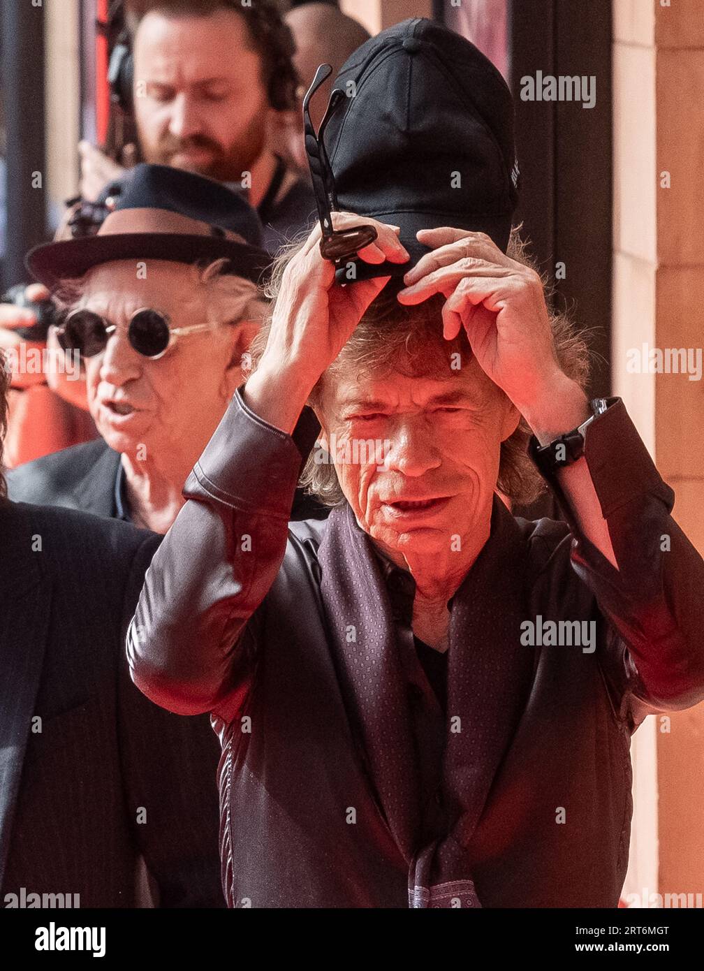 Mick Jagger e Keith Richards dei Rolling Stones arrivano all'Hackney Empire di Londra per il lancio del loro nuovo album Hackney Diamonds Foto Stock