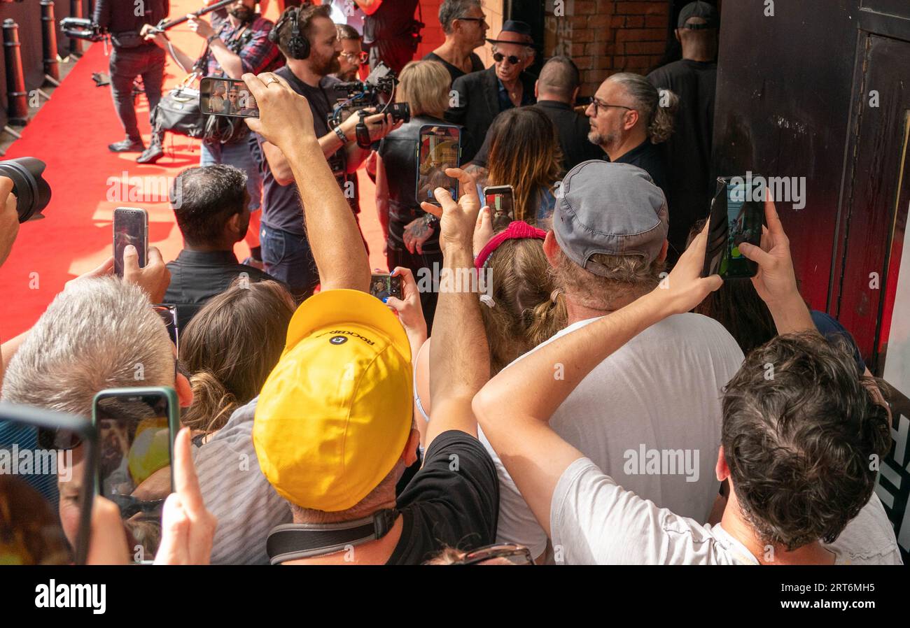 Keith Richards dei Rolling Stones arriva all'Hackney Empire di Londra per il lancio del loro nuovo album Hackney Diamonds Foto Stock