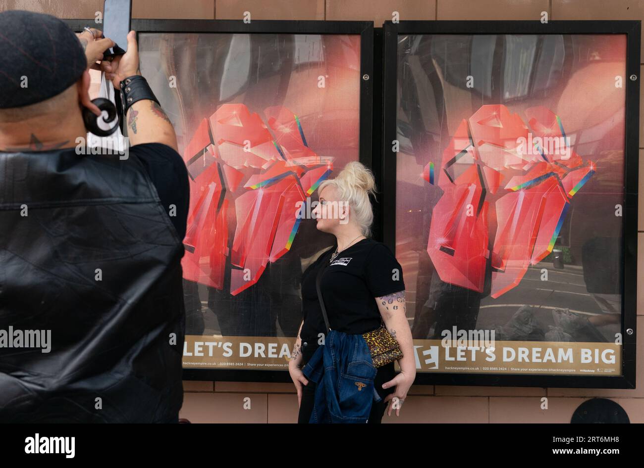© Jeff Moore fan all'Hackney Empire, Londra per il lancio del nuovo album dei Rolling Stones Hackney Diamonds Foto Stock