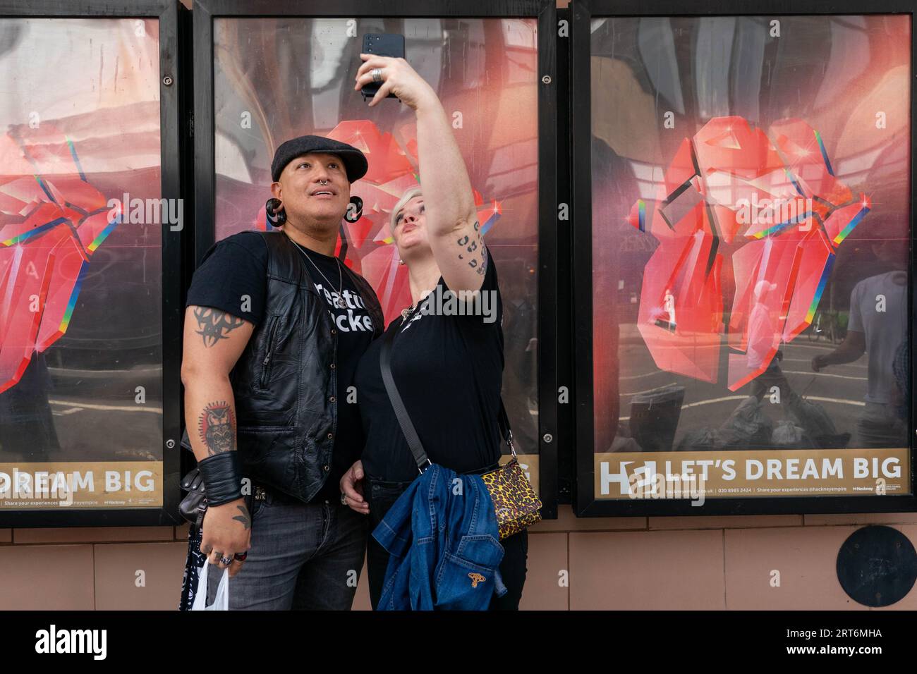 © Jeff Moore fan all'Hackney Empire, Londra per il lancio del nuovo album dei Rolling Stones Hackney Diamonds Foto Stock