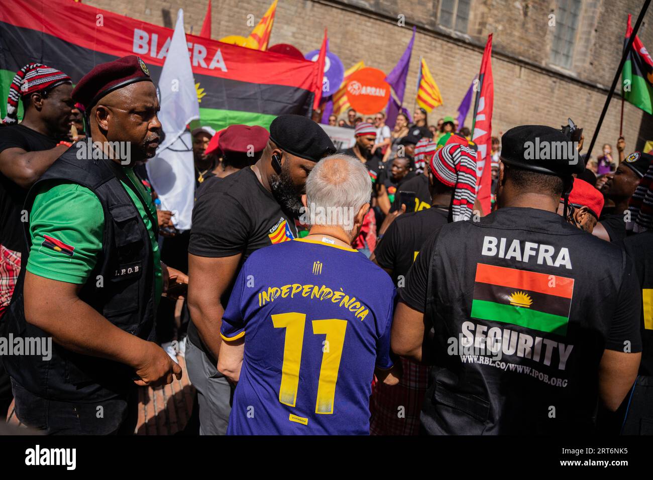 Barcellona, Barcellona, Spagna. 11 settembre 2023. I militanti del Biafra partecipano alla giornata Nazionale della Catalogna sostenendo i catalani pro-indipendenza nella loro causa. Biafra era il nome dato alla regione sud-orientale della Nigeria quando proclamò la sua indipendenza nel 1967 e si stabilì come repubblica. (Immagine di credito: © Marc Asensio Clupes/ZUMA Press Wire) SOLO USO EDITORIALE! Non per USO commerciale! Crediti: ZUMA Press, Inc./Alamy Live News Foto Stock