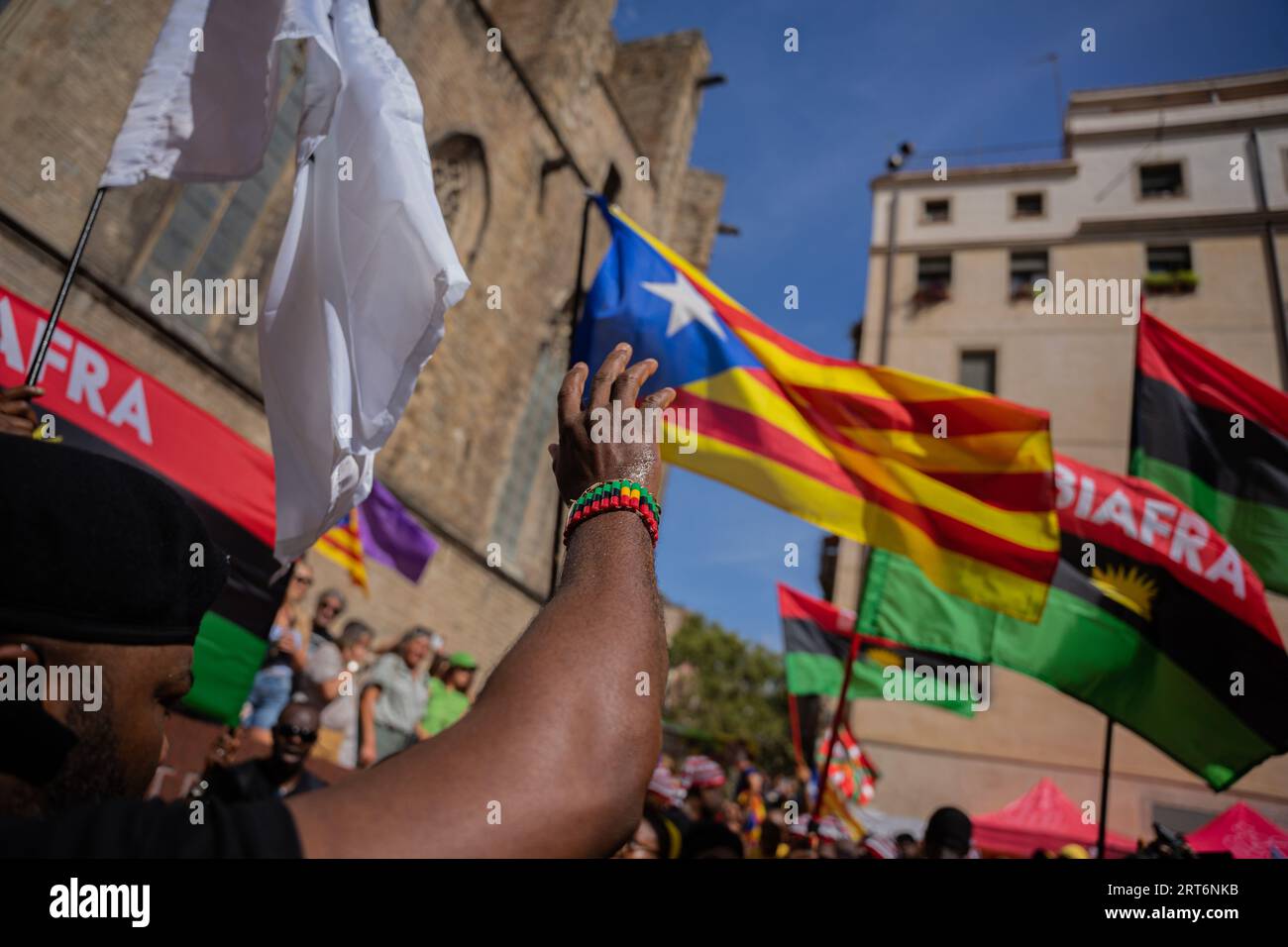 Barcellona, Barcellona, Spagna. 11 settembre 2023. I militanti del Biafra partecipano alla giornata Nazionale della Catalogna sostenendo i catalani pro-indipendenza nella loro causa. Biafra era il nome dato alla regione sud-orientale della Nigeria quando proclamò la sua indipendenza nel 1967 e si stabilì come repubblica. (Immagine di credito: © Marc Asensio Clupes/ZUMA Press Wire) SOLO USO EDITORIALE! Non per USO commerciale! Crediti: ZUMA Press, Inc./Alamy Live News Foto Stock