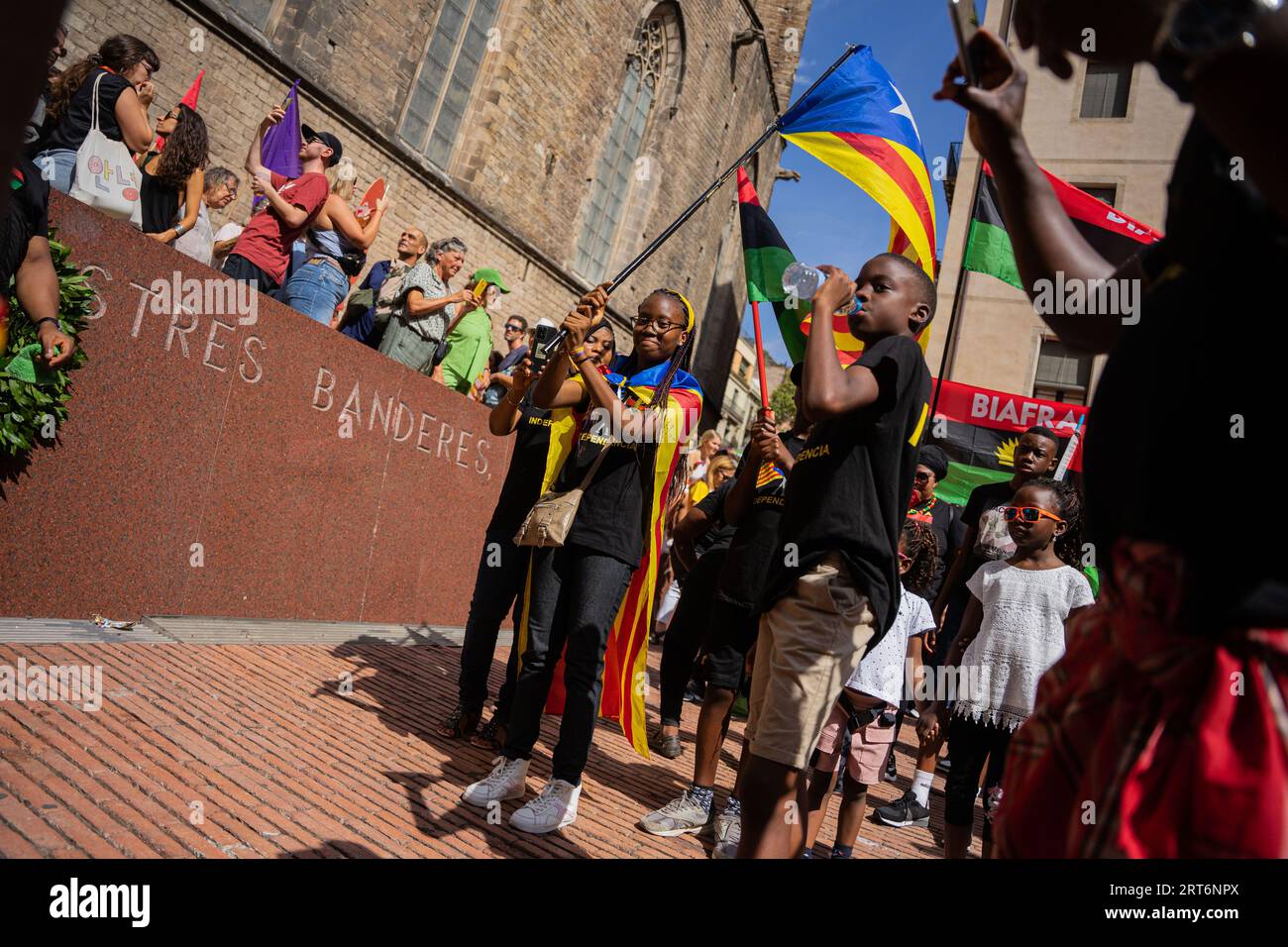 Barcellona, Barcellona, Spagna. 11 settembre 2023. I militanti del Biafra partecipano alla giornata Nazionale della Catalogna sostenendo i catalani pro-indipendenza nella loro causa. Biafra era il nome dato alla regione sud-orientale della Nigeria quando proclamò la sua indipendenza nel 1967 e si stabilì come repubblica. (Immagine di credito: © Marc Asensio Clupes/ZUMA Press Wire) SOLO USO EDITORIALE! Non per USO commerciale! Crediti: ZUMA Press, Inc./Alamy Live News Foto Stock