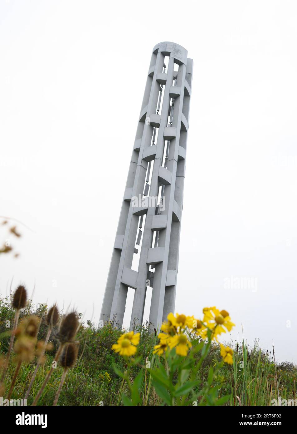 Shanksville, Stati Uniti. 11 settembre 2023. I fiori selvatici crescono circonda la Torre delle voci, una torre di 93 piedi con campanelli del vento vicino all'ingresso del Flight 93 National Memorial lunedì 11 settembre 2023 vicino a Shanksville, Pennsylvania . Foto di Archie Carpenter/UPI credito: UPI/Alamy Live News Foto Stock