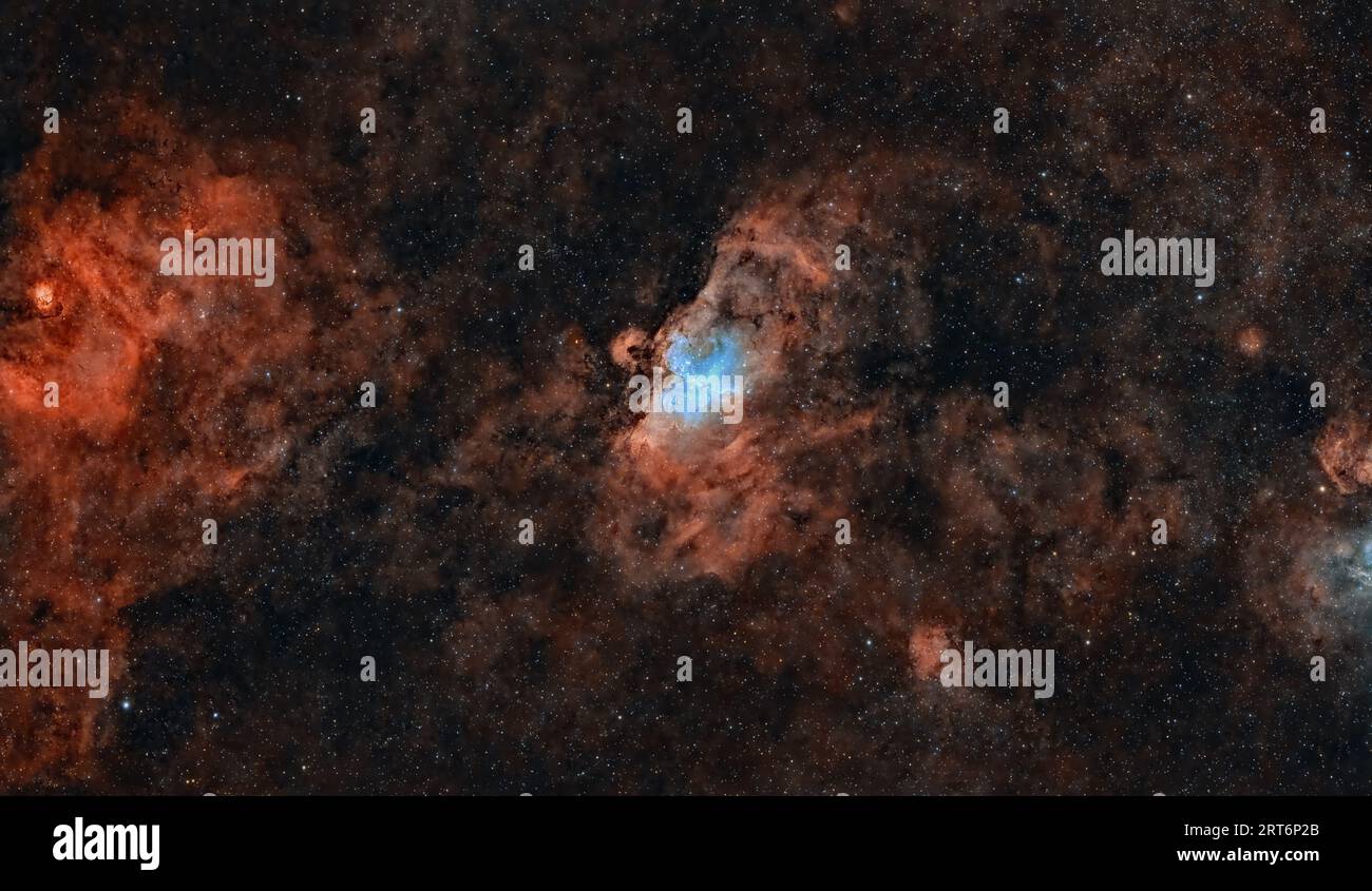 Ammira la mozzafiato Nebulosa dell'aquila, un capolavoro cosmico di gas e polvere annidato nel cuore della costellazione di Serpens. Foto Stock