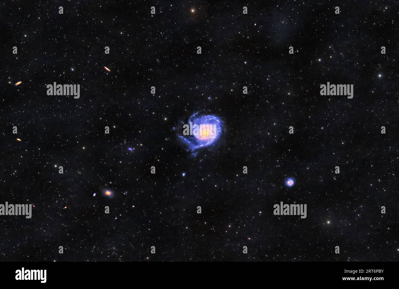 Entra nel regno cosmico della Galassia di Pinwheel, nota anche come Messier 101. Questa bellezza a spirale, situata nella costellazione dell'Orsa maggiore. Foto Stock