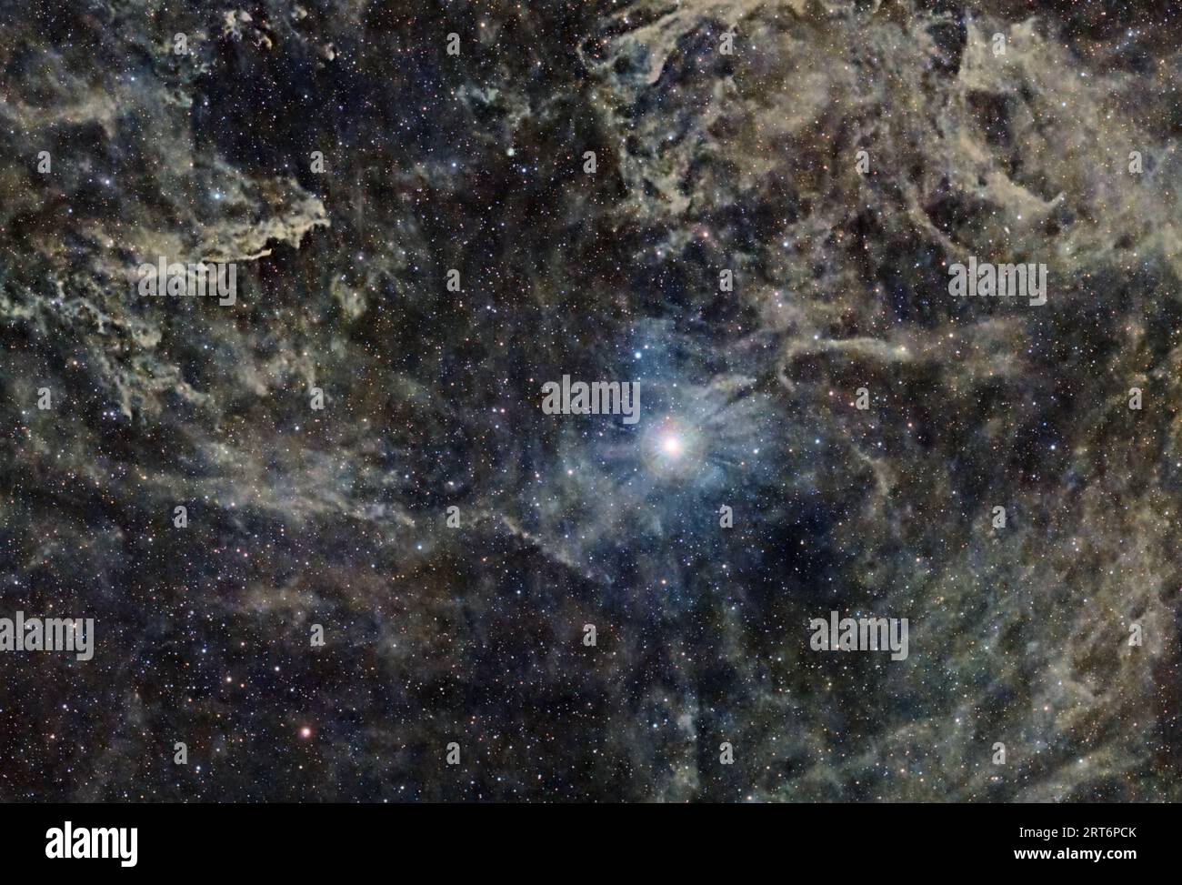 Abbracciate la danza di Polaris e la sua eterea Nebulosa integrata (IFN), un duetto celeste nel cielo notturno. Foto Stock