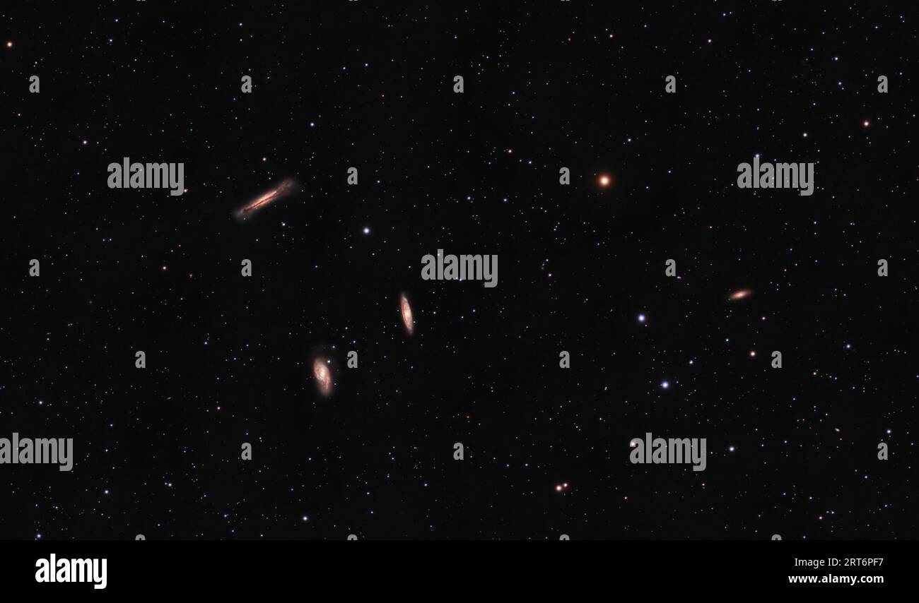 Esplorazione del Leo Triplet: Un trio di galassie nell'armonia cosmica. Foto Stock