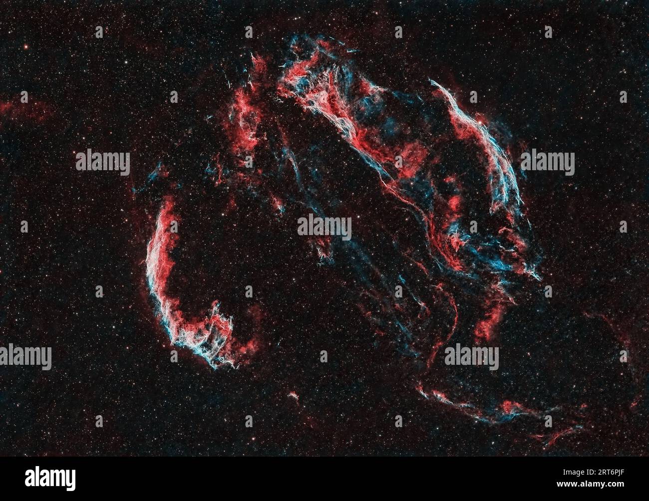 Esplora i resti di un'esplosione stellare nel Cygnus Loop, un'enorme supernova che si trova nella costellazione del Cygnus. Foto Stock