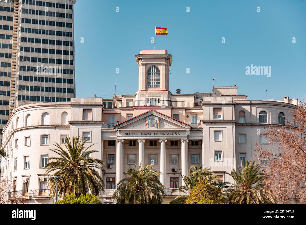 Barcellona, Spagna - FEB 13, 2022: Sede del comando della Marina Catalana presso la Placa Portal de la Pau, la parte inferiore de la Rambla, Barcellona, Catalogna, SP Foto Stock