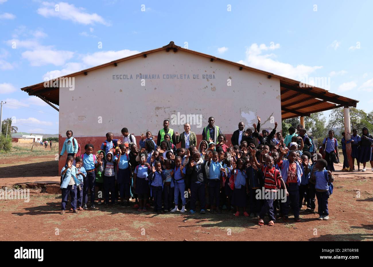 (230911) -- MAPUTO, 11 settembre 2023 (Xinhua) -- Nunes Guardagea e i suoi colleghi posano per una foto di gruppo con insegnanti e studenti in una scuola nel villaggio di Goba, provincia di Maputo, Mozambico, 26 luglio 2023. Il governo del Mozambico ha annunciato nel maggio 2020 il completamento di un progetto per portare il segnale televisivo digitale satellitare a 1.000 villaggi del paese, che ha beneficiato oltre 20.000 famiglie. Il progetto, che copre tutte le dieci province e la capitale del Mozambico, è stato cofinanziato dalla Cina e implementato dalla società cinese di elettronica e media StarTimes. Ha addestrato la forza lavoro Foto Stock