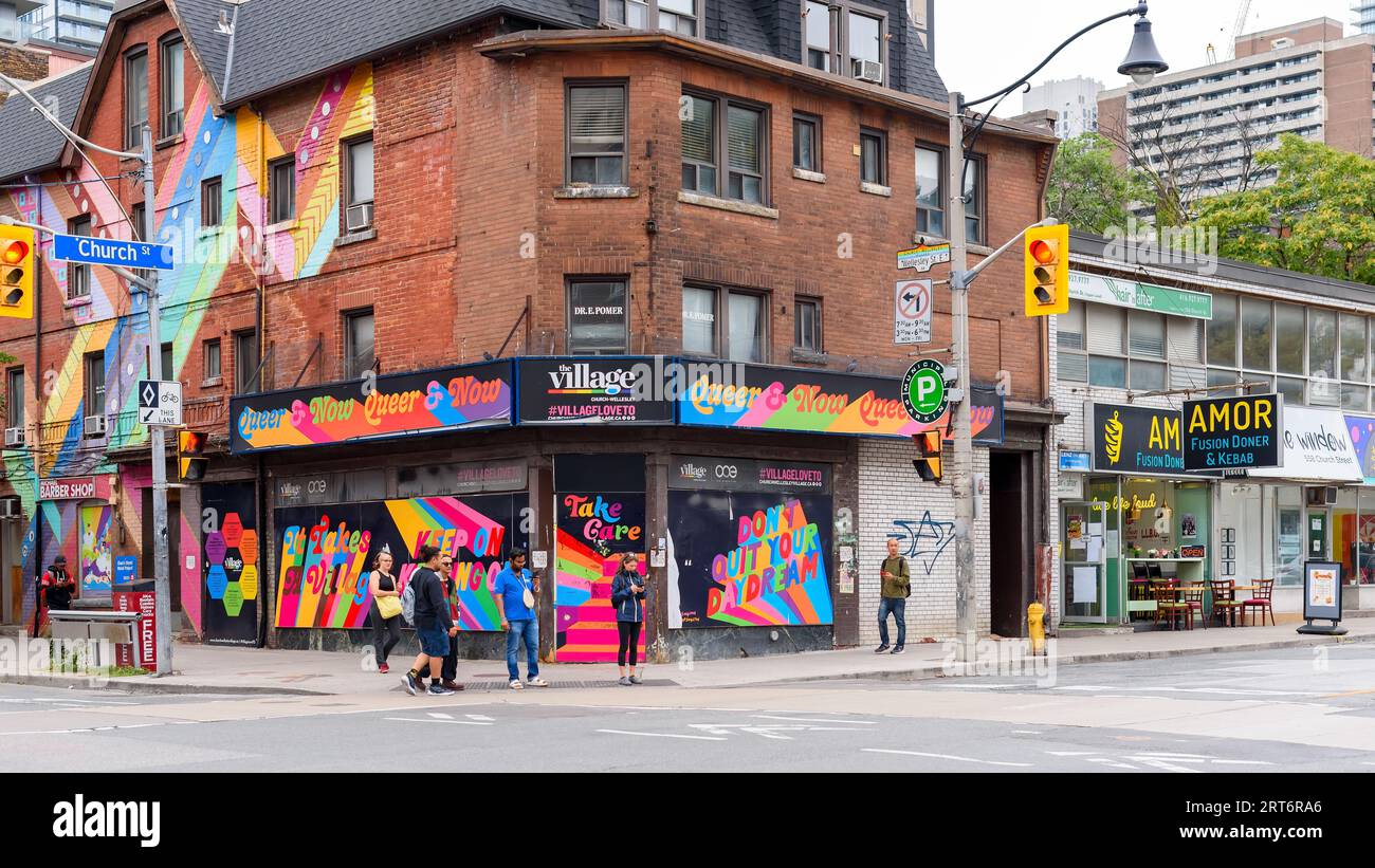 Toronto, Canada, è un vecchio edificio decorato con colori arcobaleno nel Gay Village. Foto Stock