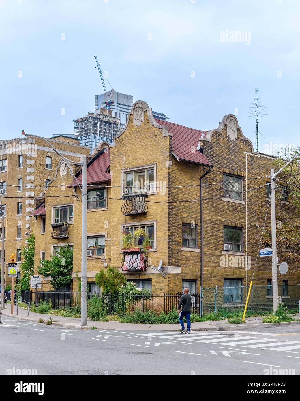 Toronto, Canada, vecchia architettura esterna degli appartamenti Coral Gables nel quartiere della città vecchia. Foto Stock