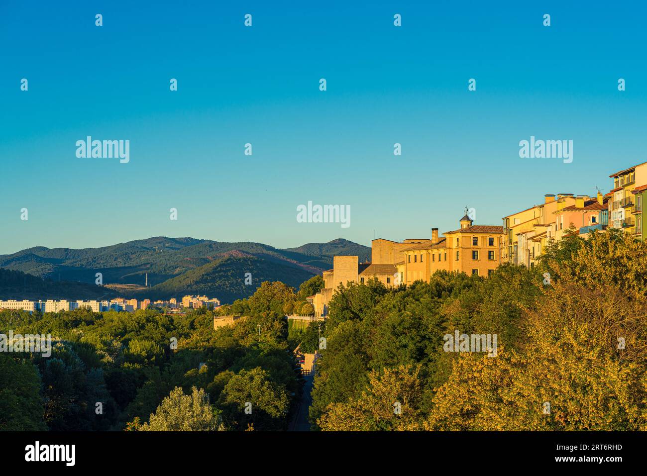Paesaggio urbano di Pamplona con spazio fotocopie al tramonto, Navarra, Spagna Foto Stock