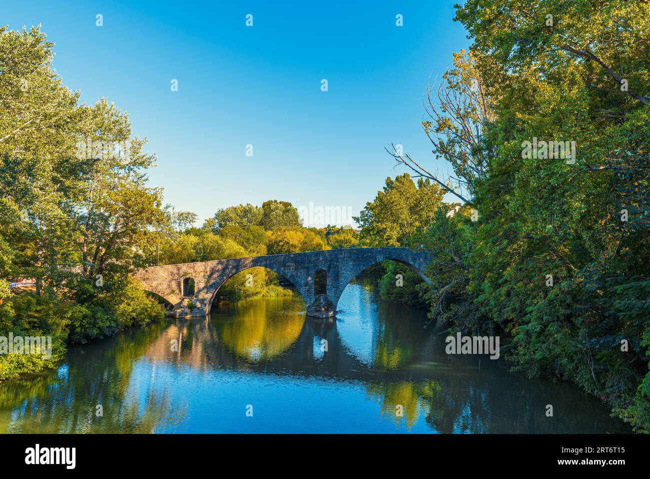 Vista panoramica del fiume Arga con il ponte di San Pietro, punto di riferimento nel cammino di San Giacomo, Pamplona, Navarra, Spagna Foto Stock