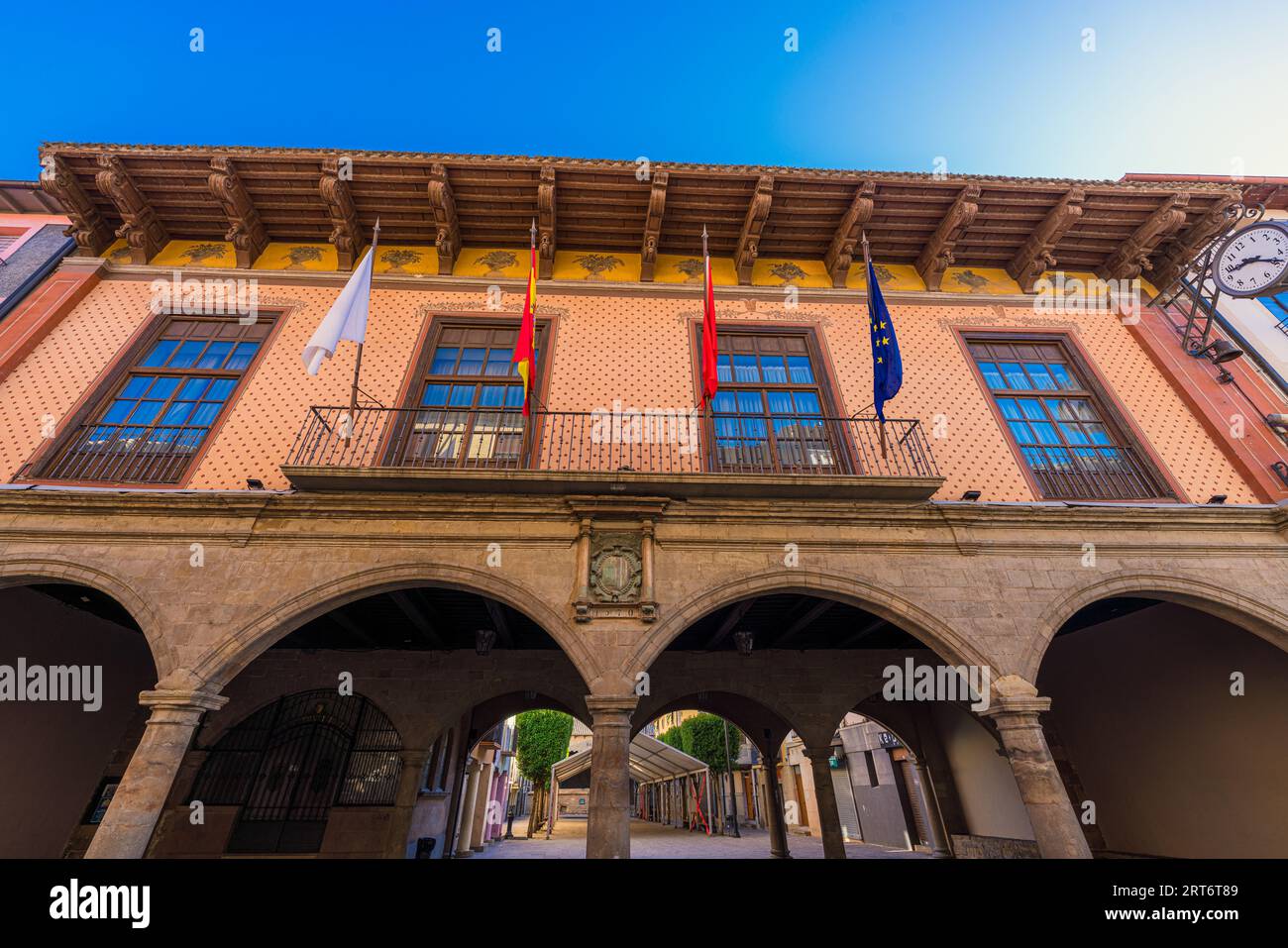 Sangüesa, Spagna. 7 agosto 2023. Vista del Municipio conosciuto come Casa Consitorial o Las Arcadas Foto Stock