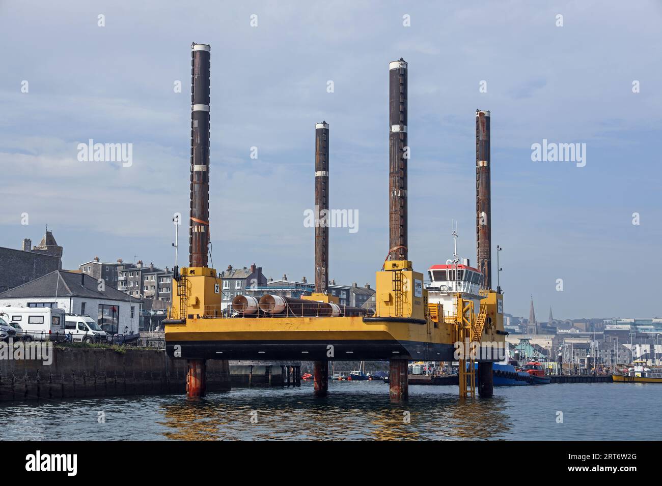 Jacklad 650 una chiatta gialla brillante, piattaforma nautica, ormeggiata nel Cattewater Plymouth Barbican Foto Stock