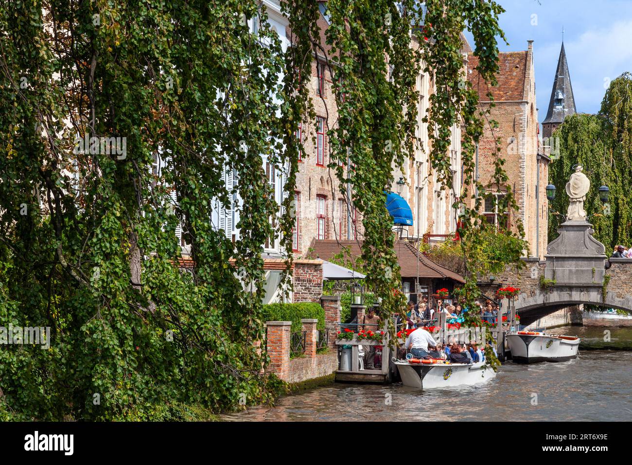 Bruges, Belgio, 21 agosto 2014, i turisti in una gita turistica in barca sul canale Zeebrugge di Bruges Foto Stock