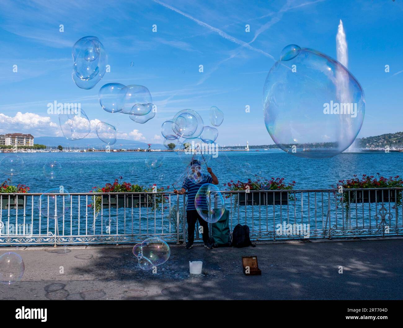 Attrazione delle bolle di sapone, sulle rive del lago di Ginevra, centro di Ginevra, Svizzera. Foto Stock